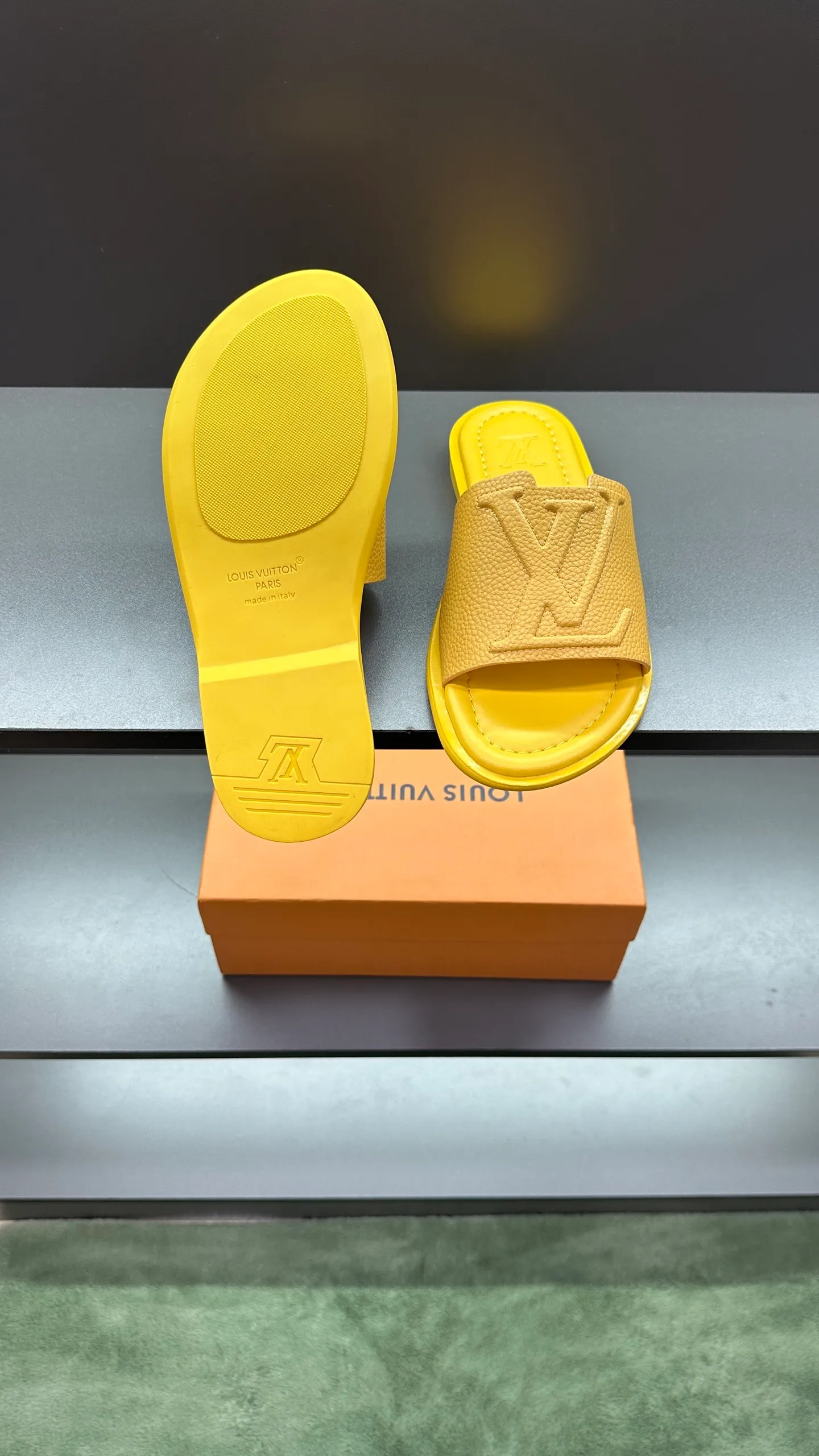 P300 🔍LV Men's Spring and Summer Slippers Counter Synchronization. The uppers are imported cowhide fabrics from Italy, with logo graphics and high-quality craftsmanship. Soles: original soles specially provided by the original factory. Exclusive movable molded soles are super comfortable. Original factory follow-up orders. 🔍🔍High quality. You can enter and leave the counter at will. Welcome to compare. Code number 38-45 No. 058